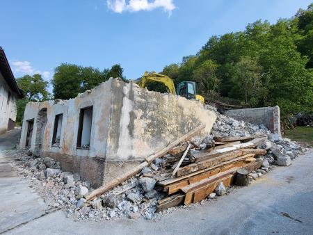 V okviru popotresne obnove se je začelo rušenje objekta starega župnišča v Kredu